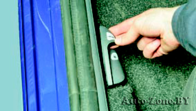 Чтобы открыть крышку багажника из салона, потяните рычаг, расположенный сбоку от сиденья водителя, и тем самым отоприте замок крышки