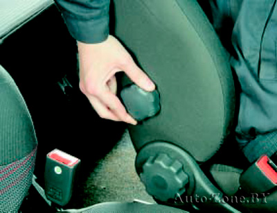 Для регулировки поясничного подпора сиденья водителя вращайте в требуемую сторону рукоятку в средней части спинки с правой стороны сиденья