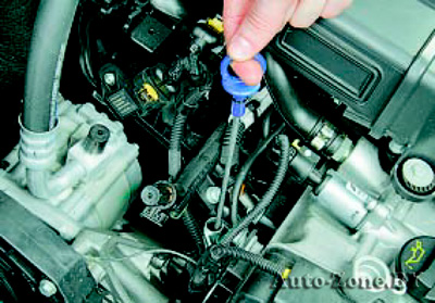 Проверьте уровень масла в картере двигателя и при необходимости доведите его до нормы