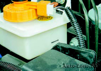 Проверьте уровни тормозной жидкости в бачке гидроприводов тормозной системы и выключения сцепления
