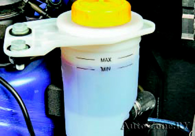 Проверьте уровень рабочей жидкости в бачке гидроусилителя