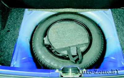 В полости диска запасного колеса находится сумка с инструментами