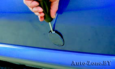Для того чтобы установить буксирную проушину сзади, подденьте отверткой заглушку в заднем бампере с правой стороны автомобиля и снимите ее