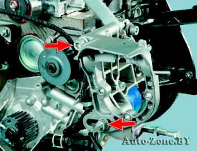 Выверните два болта крепления передней части кронштейна насоса гидроусилителя рулевого управления