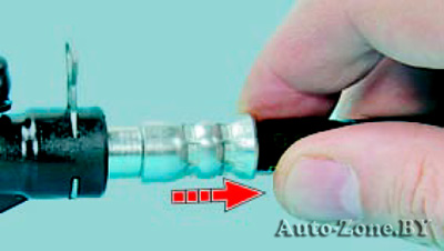 Отведите наконечник шланга рабочего цилиндра выключения сцепления до упора в скобу пружинного фиксатора
