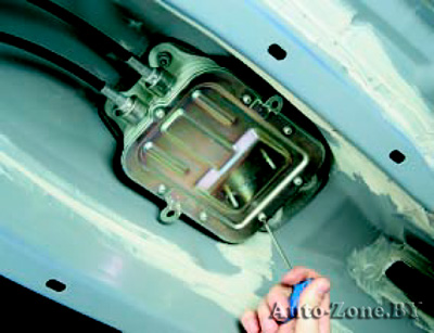Выверните семь самонарезающих винтов крепления крышки кулисы рычага управления коробкой передач