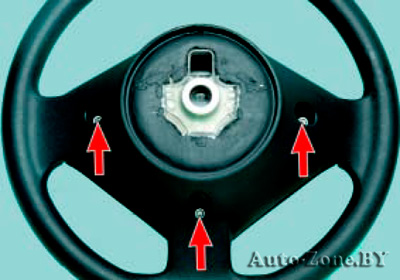 На фото показано расположение креплений модуля подушки безопасности к рулевому колесу