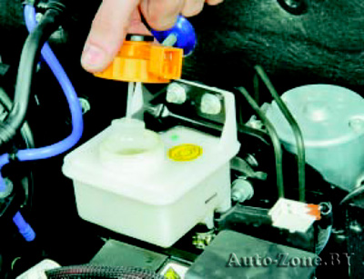 Отверните пробку бачка главного тормозного цилиндра и откачайте тормозную жидкость из бачка