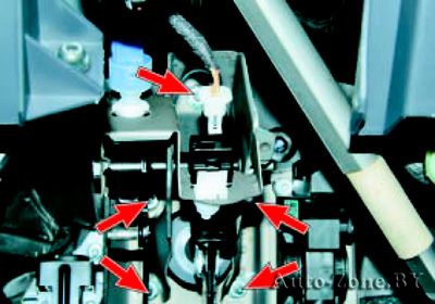 На фото показано расположение креплений педального узла и вакуумного усилителя тормозов к щиту передка