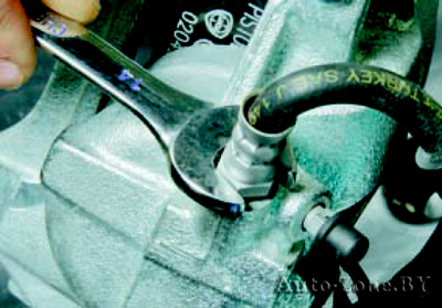 Ослабьте затяжку наконечника шланга в отверстии рабочего цилиндра тормозного механизма переднего колеса
