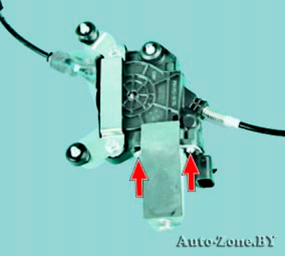 Выверните два винта крепления электропривода к стеклоподъемнику и снимите электропривод