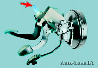 Датчик положения педали сцепления установлен на кронштейне педального узла (над педалью сцепления)