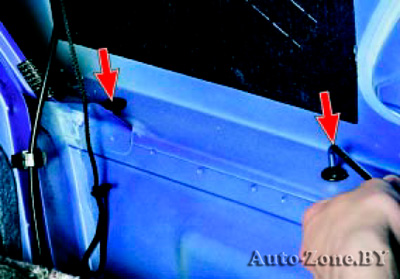 Выверните четыре болта крепления накладки бампера (по два с каждой стороны) под облицовками багажника