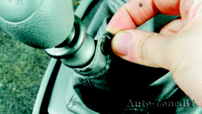 Отстегните застежку верхнего крепления чехла рычага управления коробкой передач