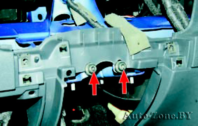 Выверните два болта крепления панели приборов к кронштейну балки усилителя кузова