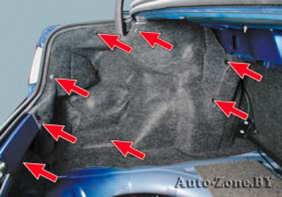 Стрелками показано расположение креплений облицовки багажника