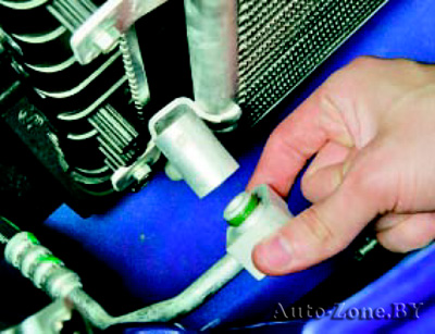 Выверните болт крепления фланца трубопровода кондиционера к фланцу конденсора и отведите трубопровод от конденсора