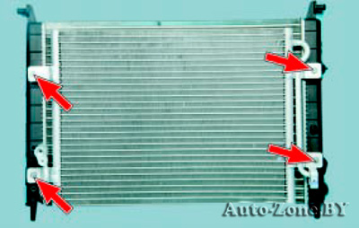 Так расположены места крепления конденсора кондиционера к радиатору охлаждения двигателя (для наглядности показано на снятых радиаторе и конденсоре)