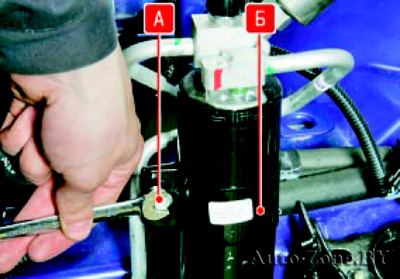 Выверните болты крепления фланцев трубопроводов к ресиверу и отсоедините трубопроводы от ресивера