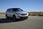 Новый 2013 Hyundai Santa Fe Sport в движении по трассе