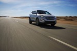 Новый 2013 Hyundai Santa Fe Sport в движении по трассе вид спереди
