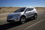 Новый 2013 Hyundai Santa Fe Sport в движении по трассе вид сбоку