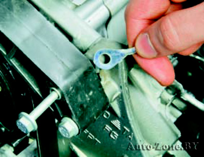 извлеките болт из отверстия и отведите клемму провода «массы» от компрессора кондиционера